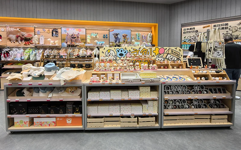 潮玩店货架