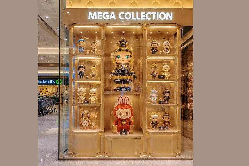 潮玩店入口形象墙货架